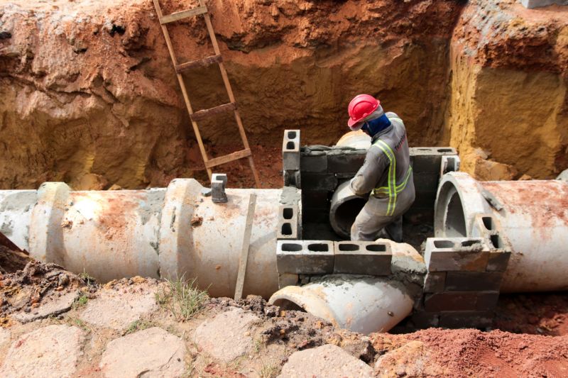 As obras de duplicação da rodovia do Tapanã e rua Yamada, em Belém, executadas pelo Governo do Pará por meio do Núcleo de Gerenciamento de Transporte Metropolitano (NGTM), seguem em ritmo intenso ao longo de 9 KMs. Na rodovia do Tapanã, por exemplo, serviços de drenagem e terraplenagem já ocorrem no trecho final, entre a rua da Piçarreira e a rodovia Arthur Bernardes. <div class='credito_fotos'>Foto: Pedro Guerreiro / Ag. Pará | <a href='/midias/2020/originais/5872_40ae373f-879a-564a-c5e6-e2cea1895dd1.jpg' download><i class='fa-solid fa-download'></i> Download</a></div>