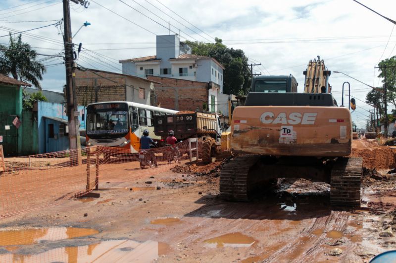 As obras de duplicação da rodovia do Tapanã e rua Yamada, em Belém, executadas pelo Governo do Pará por meio do Núcleo de Gerenciamento de Transporte Metropolitano (NGTM), seguem em ritmo intenso ao longo de 9 KMs. Na rodovia do Tapanã, por exemplo, serviços de drenagem e terraplenagem já ocorrem no trecho final, entre a rua da Piçarreira e a rodovia Arthur Bernardes. <div class='credito_fotos'>Foto: Pedro Guerreiro / Ag. Pará | <a href='/midias/2020/originais/5872_4a0a69fd-0db7-a07f-2b61-400914cc59ae.jpg' download><i class='fa-solid fa-download'></i> Download</a></div>