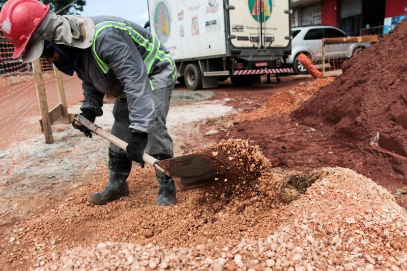 As obras de duplicação da rodovia do Tapanã e rua Yamada, em Belém, executadas pelo Governo do Pará por meio do Núcleo de Gerenciamento de Transporte Metropolitano (NGTM), seguem em ritmo intenso ao longo de 9 KMs. Na rodovia do Tapanã, por exemplo, serviços de drenagem e terraplenagem já ocorrem no trecho final, entre a rua da Piçarreira e a rodovia Arthur Bernardes. <div class='credito_fotos'>Foto: Pedro Guerreiro / Ag. Pará | <a href='/midias/2020/originais/5872_63da0c7a-75bf-0d92-fa57-4596f9c61da5.jpg' download><i class='fa-solid fa-download'></i> Download</a></div>