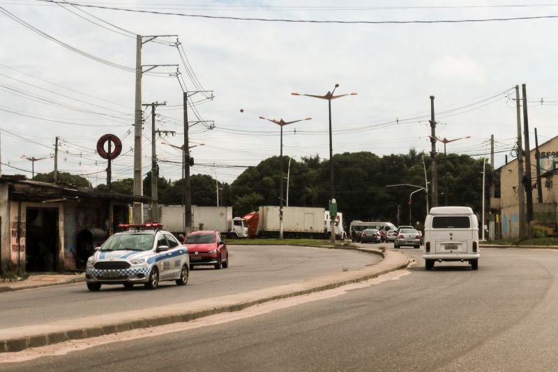 As obras de duplicação da rodovia do Tapanã e rua Yamada, em Belém, executadas pelo Governo do Pará por meio do Núcleo de Gerenciamento de Transporte Metropolitano (NGTM), seguem em ritmo intenso ao longo de 9 KMs. Na rodovia do Tapanã, por exemplo, serviços de drenagem e terraplenagem já ocorrem no trecho final, entre a rua da Piçarreira e a rodovia Arthur Bernardes. <div class='credito_fotos'>Foto: Pedro Guerreiro / Ag. Pará | <a href='/midias/2020/originais/5872_717bf900-2b1e-c3f3-8cee-00f5666c0032.jpg' download><i class='fa-solid fa-download'></i> Download</a></div>