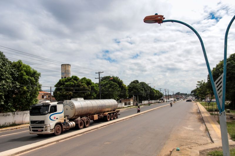 As obras de duplicação da rodovia do Tapanã e rua Yamada, em Belém, executadas pelo Governo do Pará por meio do Núcleo de Gerenciamento de Transporte Metropolitano (NGTM), seguem em ritmo intenso ao longo de 9 KMs. Na rodovia do Tapanã, por exemplo, serviços de drenagem e terraplenagem já ocorrem no trecho final, entre a rua da Piçarreira e a rodovia Arthur Bernardes. <div class='credito_fotos'>Foto: Pedro Guerreiro / Ag. Pará | <a href='/midias/2020/originais/5872_77ed5c8f-bfdb-1e72-7115-7cba5ebb2066.jpg' download><i class='fa-solid fa-download'></i> Download</a></div>