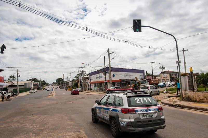 As obras de duplicação da rodovia do Tapanã e rua Yamada, em Belém, executadas pelo Governo do Pará por meio do Núcleo de Gerenciamento de Transporte Metropolitano (NGTM), seguem em ritmo intenso ao longo de 9 KMs. Na rodovia do Tapanã, por exemplo, serviços de drenagem e terraplenagem já ocorrem no trecho final, entre a rua da Piçarreira e a rodovia Arthur Bernardes. <div class='credito_fotos'>Foto: Pedro Guerreiro / Ag. Pará | <a href='/midias/2020/originais/5872_7f06884d-ff78-5448-b7b9-08dd54cac0f4.jpg' download><i class='fa-solid fa-download'></i> Download</a></div>