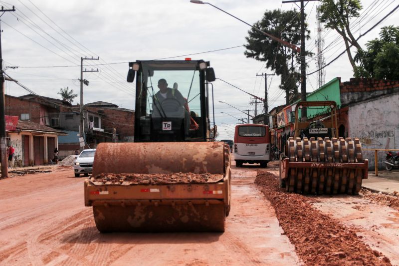 As obras de duplicação da rodovia do Tapanã e rua Yamada, em Belém, executadas pelo Governo do Pará por meio do Núcleo de Gerenciamento de Transporte Metropolitano (NGTM), seguem em ritmo intenso ao longo de 9 KMs. Na rodovia do Tapanã, por exemplo, serviços de drenagem e terraplenagem já ocorrem no trecho final, entre a rua da Piçarreira e a rodovia Arthur Bernardes. <div class='credito_fotos'>Foto: Pedro Guerreiro / Ag. Pará | <a href='/midias/2020/originais/5872_a41feaad-4de6-92d6-62e4-86661dd2745a.jpg' download><i class='fa-solid fa-download'></i> Download</a></div>