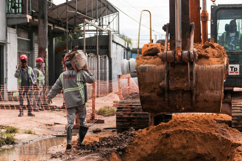 As obras de duplicação da rodovia do Tapanã e rua Yamada, em Belém, executadas pelo Governo do Pará por meio do Núcleo de Gerenciamento de Transporte Metropolitano (NGTM), seguem em ritmo intenso ao longo de 9 KMs. Na rodovia do Tapanã, por exemplo, serviços de drenagem e terraplenagem já ocorrem no trecho final, entre a rua da Piçarreira e a rodovia Arthur Bernardes. <div class='credito_fotos'>Foto: Pedro Guerreiro / Ag. Pará | <a href='/midias/2020/originais/5872_ad990035-b909-da25-f557-b7b3c32780fd.jpg' download><i class='fa-solid fa-download'></i> Download</a></div>