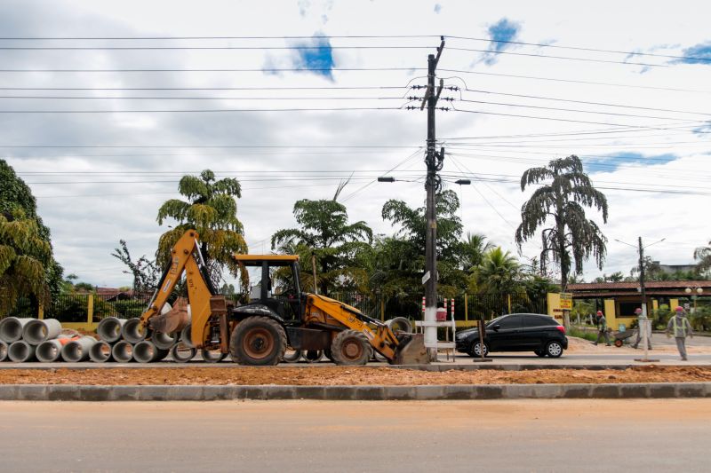 As obras de duplicação da rodovia do Tapanã e rua Yamada, em Belém, executadas pelo Governo do Pará por meio do Núcleo de Gerenciamento de Transporte Metropolitano (NGTM), seguem em ritmo intenso ao longo de 9 KMs. Na rodovia do Tapanã, por exemplo, serviços de drenagem e terraplenagem já ocorrem no trecho final, entre a rua da Piçarreira e a rodovia Arthur Bernardes. <div class='credito_fotos'>Foto: Pedro Guerreiro / Ag. Pará | <a href='/midias/2020/originais/5872_af3f4404-8c91-7bba-62e2-87790209ffb0.jpg' download><i class='fa-solid fa-download'></i> Download</a></div>