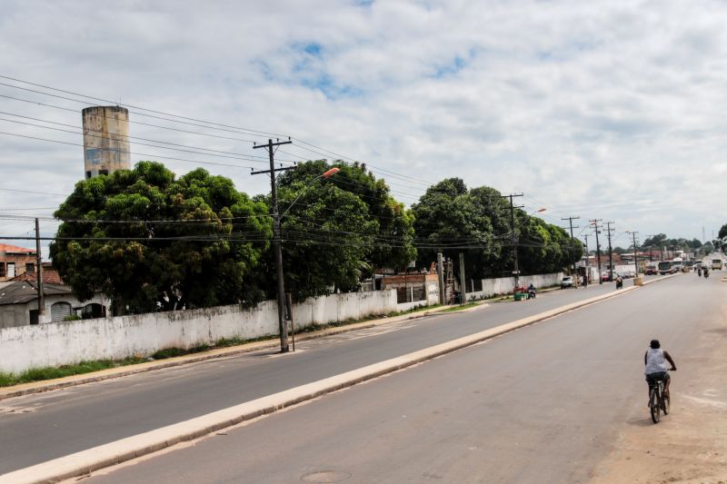 As obras de duplicação da rodovia do Tapanã e rua Yamada, em Belém, executadas pelo Governo do Pará por meio do Núcleo de Gerenciamento de Transporte Metropolitano (NGTM), seguem em ritmo intenso ao longo de 9 KMs. Na rodovia do Tapanã, por exemplo, serviços de drenagem e terraplenagem já ocorrem no trecho final, entre a rua da Piçarreira e a rodovia Arthur Bernardes. <div class='credito_fotos'>Foto: Pedro Guerreiro / Ag. Pará | <a href='/midias/2020/originais/5872_e63228a6-bf8e-3e96-c833-2c333f753945.jpg' download><i class='fa-solid fa-download'></i> Download</a></div>