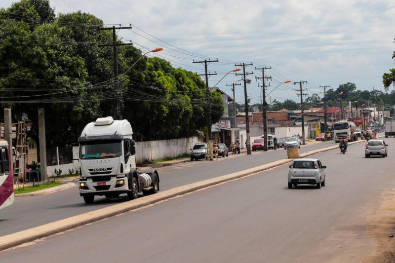 As obras de duplicação da rodovia do Tapanã e rua Yamada, em Belém, executadas pelo Governo do Pará por meio do Núcleo de Gerenciamento de Transporte Metropolitano (NGTM), seguem em ritmo intenso ao longo de 9 KMs. Na rodovia do Tapanã, por exemplo, serviços de drenagem e terraplenagem já ocorrem no trecho final, entre a rua da Piçarreira e a rodovia Arthur Bernardes. <div class='credito_fotos'>Foto: Pedro Guerreiro / Ag. Pará | <a href='/midias/2020/originais/5872_f8f6ebe5-24b7-0f78-68f6-f64c43906eca.jpg' download><i class='fa-solid fa-download'></i> Download</a></div>