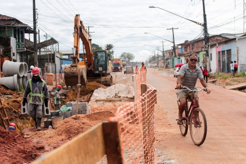 As obras de duplicação da rodovia do Tapanã e rua Yamada, em Belém, executadas pelo Governo do Pará por meio do Núcleo de Gerenciamento de Transporte Metropolitano (NGTM), seguem em ritmo intenso ao longo de 9 KMs. Na rodovia do Tapanã, por exemplo, serviços de drenagem e terraplenagem já ocorrem no trecho final, entre a rua da Piçarreira e a rodovia Arthur Bernardes. <div class='credito_fotos'>Foto: Pedro Guerreiro / Ag. Pará | <a href='/midias/2020/originais/5872_fa9570ce-1c6c-0727-8428-b25d76d1d664.jpg' download><i class='fa-solid fa-download'></i> Download</a></div>