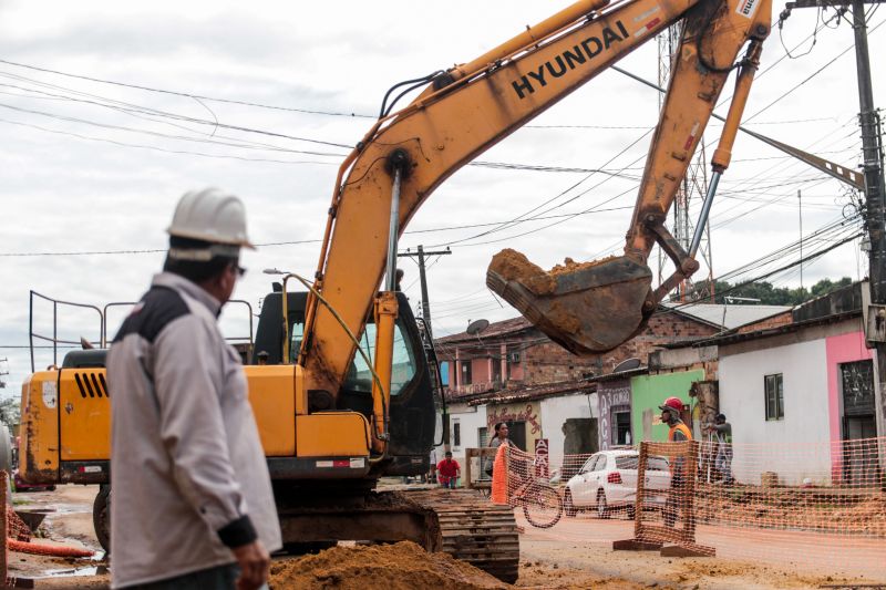 As obras de duplicação da rodovia do Tapanã e rua Yamada, em Belém, executadas pelo Governo do Pará por meio do Núcleo de Gerenciamento de Transporte Metropolitano (NGTM), seguem em ritmo intenso ao longo de 9 KMs. Na rodovia do Tapanã, por exemplo, serviços de drenagem e terraplenagem já ocorrem no trecho final, entre a rua da Piçarreira e a rodovia Arthur Bernardes. <div class='credito_fotos'>Foto: Pedro Guerreiro / Ag. Pará | <a href='/midias/2020/originais/5872_fd0180cd-8062-3c41-3ebc-319ca99fa11c.jpg' download><i class='fa-solid fa-download'></i> Download</a></div>