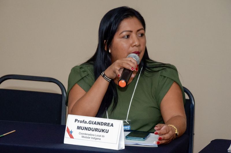 Professora do estado há cerca de 10 anos na aldeia Munduruku de Jacareacanga, a docente Giandrea Munduruku <div class='credito_fotos'>Foto: Eliseu Dias / Ascom Seduc | <a href='/midias/2020/originais/5885_9e0775e8-85ea-ef4e-1064-51a53cb3872c.jpg' download><i class='fa-solid fa-download'></i> Download</a></div>
