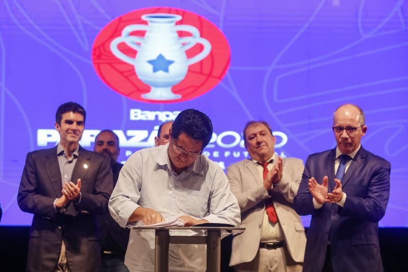 Com a assinatura dos contratos de patrocínio e cessão dos direitos de transmissão, firmados na noite desta quinta, 16, entre Governo do Estado, Cultura Rede de Comunicação (Funtelpa), Banco do Estado do Pará (Banpará), Federação Paraense de Futebol (FPF) e os dez clubes participantes, foi dada a largada para o Campeonato Paraense "Parazão" 2020. O ato, realizado no Teatro Margarida Schivasappa, da Fundação Cultural do Pará (FCP), contou com a presença governador Helder Barbalho, do vice-governador, Lúcio Vale, e representantes de todas as frentes envolvidas. A partida entre Remo e Tapajós no domingo, 19, a partir das 16h, no Estádio Olímpico do Pará (Mangueirão) dá início à grande disputa. <div class='credito_fotos'>Foto: Marcelo Seabra / Ag. Pará | <a href='/midias/2020/originais/5886_2929b947-0d5b-ff1a-3390-d9f4d2383a91.jpg' download><i class='fa-solid fa-download'></i> Download</a></div>