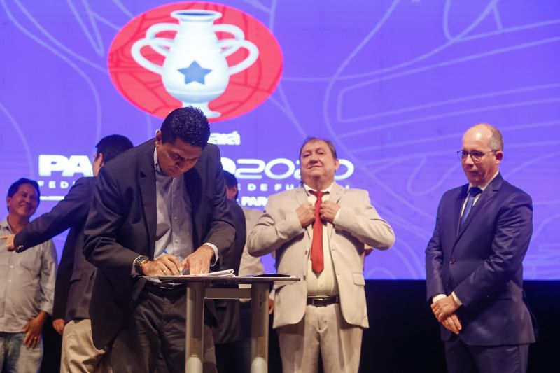 Com a assinatura dos contratos de patrocínio e cessão dos direitos de transmissão, firmados na noite desta quinta, 16, entre Governo do Estado, Cultura Rede de Comunicação (Funtelpa), Banco do Estado do Pará (Banpará), Federação Paraense de Futebol (FPF) e os dez clubes participantes, foi dada a largada para o Campeonato Paraense "Parazão" 2020. O ato, realizado no Teatro Margarida Schivasappa, da Fundação Cultural do Pará (FCP), contou com a presença governador Helder Barbalho, do vice-governador, Lúcio Vale, e representantes de todas as frentes envolvidas. A partida entre Remo e Tapajós no domingo, 19, a partir das 16h, no Estádio Olímpico do Pará (Mangueirão) dá início à grande disputa. <div class='credito_fotos'>Foto: Marcelo Seabra / Ag. Pará | <a href='/midias/2020/originais/5886_39d9a1d1-57f4-ba64-f417-126ee8b1d06b.jpg' download><i class='fa-solid fa-download'></i> Download</a></div>