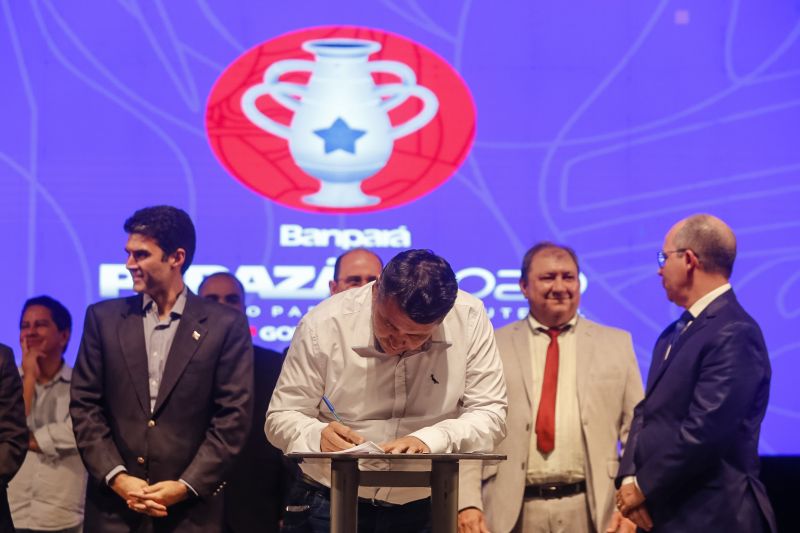 Com a assinatura dos contratos de patrocínio e cessão dos direitos de transmissão, firmados na noite desta quinta, 16, entre Governo do Estado, Cultura Rede de Comunicação (Funtelpa), Banco do Estado do Pará (Banpará), Federação Paraense de Futebol (FPF) e os dez clubes participantes, foi dada a largada para o Campeonato Paraense "Parazão" 2020. O ato, realizado no Teatro Margarida Schivasappa, da Fundação Cultural do Pará (FCP), contou com a presença governador Helder Barbalho, do vice-governador, Lúcio Vale, e representantes de todas as frentes envolvidas. A partida entre Remo e Tapajós no domingo, 19, a partir das 16h, no Estádio Olímpico do Pará (Mangueirão) dá início à grande disputa. <div class='credito_fotos'>Foto: Marcelo Seabra / Ag. Pará | <a href='/midias/2020/originais/5886_3aa407e2-5110-4cb8-351a-40c109b55be8.jpg' download><i class='fa-solid fa-download'></i> Download</a></div>