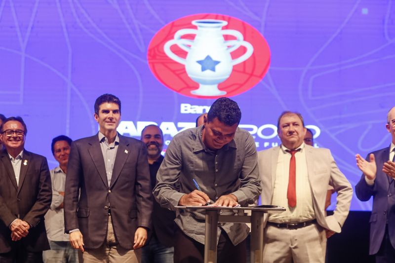 Com a assinatura dos contratos de patrocínio e cessão dos direitos de transmissão, firmados na noite desta quinta, 16, entre Governo do Estado, Cultura Rede de Comunicação (Funtelpa), Banco do Estado do Pará (Banpará), Federação Paraense de Futebol (FPF) e os dez clubes participantes, foi dada a largada para o Campeonato Paraense "Parazão" 2020. O ato, realizado no Teatro Margarida Schivasappa, da Fundação Cultural do Pará (FCP), contou com a presença governador Helder Barbalho, do vice-governador, Lúcio Vale, e representantes de todas as frentes envolvidas. A partida entre Remo e Tapajós no domingo, 19, a partir das 16h, no Estádio Olímpico do Pará (Mangueirão) dá início à grande disputa. <div class='credito_fotos'>Foto: Marcelo Seabra / Ag. Pará | <a href='/midias/2020/originais/5886_3e9f58f1-b414-b6cc-eee1-f15778f37e2d.jpg' download><i class='fa-solid fa-download'></i> Download</a></div>