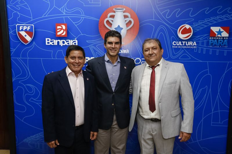 Com a assinatura dos contratos de patrocínio e cessão dos direitos de transmissão, firmados na noite desta quinta, 16, entre Governo do Estado, Cultura Rede de Comunicação (Funtelpa), Banco do Estado do Pará (Banpará), Federação Paraense de Futebol (FPF) e os dez clubes participantes, foi dada a largada para o Campeonato Paraense "Parazão" 2020. O ato, realizado no Teatro Margarida Schivasappa, da Fundação Cultural do Pará (FCP), contou com a presença governador Helder Barbalho, do vice-governador, Lúcio Vale, e representantes de todas as frentes envolvidas. A partida entre Remo e Tapajós no domingo, 19, a partir das 16h, no Estádio Olímpico do Pará (Mangueirão) dá início à grande disputa. <div class='credito_fotos'>Foto: Marcelo Seabra / Ag. Pará | <a href='/midias/2020/originais/5886_4b3915ee-cc9d-bfc7-0f60-792497ab53f5.jpg' download><i class='fa-solid fa-download'></i> Download</a></div>