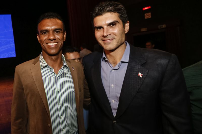 Com a assinatura dos contratos de patrocínio e cessão dos direitos de transmissão, firmados na noite desta quinta, 16, entre Governo do Estado, Cultura Rede de Comunicação (Funtelpa), Banco do Estado do Pará (Banpará), Federação Paraense de Futebol (FPF) e os dez clubes participantes, foi dada a largada para o Campeonato Paraense "Parazão" 2020. O ato, realizado no Teatro Margarida Schivasappa, da Fundação Cultural do Pará (FCP), contou com a presença governador Helder Barbalho, do vice-governador, Lúcio Vale, e representantes de todas as frentes envolvidas. A partida entre Remo e Tapajós no domingo, 19, a partir das 16h, no Estádio Olímpico do Pará (Mangueirão) dá início à grande disputa. <div class='credito_fotos'>Foto: Marcelo Seabra / Ag. Pará | <a href='/midias/2020/originais/5886_77a4fbde-aadb-69dd-b30a-050dab9ff5dc.jpg' download><i class='fa-solid fa-download'></i> Download</a></div>