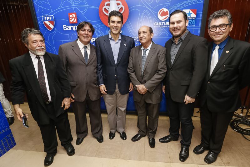 Com a assinatura dos contratos de patrocínio e cessão dos direitos de transmissão, firmados na noite desta quinta, 16, entre Governo do Estado, Cultura Rede de Comunicação (Funtelpa), Banco do Estado do Pará (Banpará), Federação Paraense de Futebol (FPF) e os dez clubes participantes, foi dada a largada para o Campeonato Paraense "Parazão" 2020. O ato, realizado no Teatro Margarida Schivasappa, da Fundação Cultural do Pará (FCP), contou com a presença governador Helder Barbalho, do vice-governador, Lúcio Vale, e representantes de todas as frentes envolvidas. A partida entre Remo e Tapajós no domingo, 19, a partir das 16h, no Estádio Olímpico do Pará (Mangueirão) dá início à grande disputa. <div class='credito_fotos'>Foto: Marcelo Seabra / Ag. Pará | <a href='/midias/2020/originais/5886_8132fb06-259e-0751-cfe1-66a619c75552.jpg' download><i class='fa-solid fa-download'></i> Download</a></div>