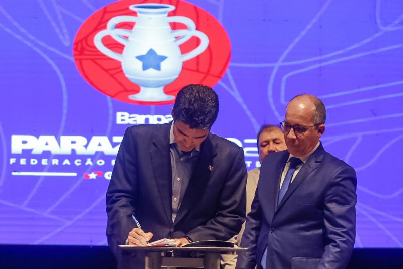 Com a assinatura dos contratos de patrocínio e cessão dos direitos de transmissão, firmados na noite desta quinta, 16, entre Governo do Estado, Cultura Rede de Comunicação (Funtelpa), Banco do Estado do Pará (Banpará), Federação Paraense de Futebol (FPF) e os dez clubes participantes, foi dada a largada para o Campeonato Paraense "Parazão" 2020. O ato, realizado no Teatro Margarida Schivasappa, da Fundação Cultural do Pará (FCP), contou com a presença governador Helder Barbalho, do vice-governador, Lúcio Vale, e representantes de todas as frentes envolvidas. A partida entre Remo e Tapajós no domingo, 19, a partir das 16h, no Estádio Olímpico do Pará (Mangueirão) dá início à grande disputa. <div class='credito_fotos'>Foto: Marcelo Seabra / Ag. Pará | <a href='/midias/2020/originais/5886_8f4c3f6a-2ba0-5843-99be-77c6e09acd46.jpg' download><i class='fa-solid fa-download'></i> Download</a></div>