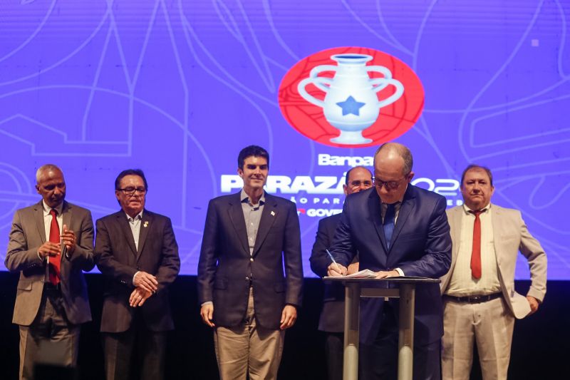 Com a assinatura dos contratos de patrocínio e cessão dos direitos de transmissão, firmados na noite desta quinta, 16, entre Governo do Estado, Cultura Rede de Comunicação (Funtelpa), Banco do Estado do Pará (Banpará), Federação Paraense de Futebol (FPF) e os dez clubes participantes, foi dada a largada para o Campeonato Paraense "Parazão" 2020. O ato, realizado no Teatro Margarida Schivasappa, da Fundação Cultural do Pará (FCP), contou com a presença governador Helder Barbalho, do vice-governador, Lúcio Vale, e representantes de todas as frentes envolvidas. A partida entre Remo e Tapajós no domingo, 19, a partir das 16h, no Estádio Olímpico do Pará (Mangueirão) dá início à grande disputa. <div class='credito_fotos'>Foto: Marcelo Seabra / Ag. Pará | <a href='/midias/2020/originais/5886_9e4445df-1971-a3a9-be37-7c0816b76de6.jpg' download><i class='fa-solid fa-download'></i> Download</a></div>