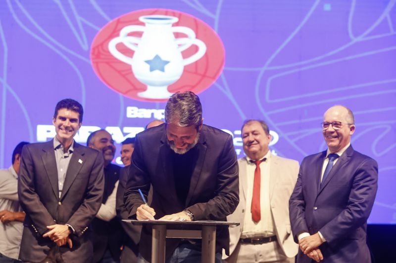 Com a assinatura dos contratos de patrocínio e cessão dos direitos de transmissão, firmados na noite desta quinta, 16, entre Governo do Estado, Cultura Rede de Comunicação (Funtelpa), Banco do Estado do Pará (Banpará), Federação Paraense de Futebol (FPF) e os dez clubes participantes, foi dada a largada para o Campeonato Paraense "Parazão" 2020. O ato, realizado no Teatro Margarida Schivasappa, da Fundação Cultural do Pará (FCP), contou com a presença governador Helder Barbalho, do vice-governador, Lúcio Vale, e representantes de todas as frentes envolvidas. A partida entre Remo e Tapajós no domingo, 19, a partir das 16h, no Estádio Olímpico do Pará (Mangueirão) dá início à grande disputa. <div class='credito_fotos'>Foto: Marcelo Seabra / Ag. Pará | <a href='/midias/2020/originais/5886_ac542fff-fb8b-9af7-70c6-57317c1f8fe8.jpg' download><i class='fa-solid fa-download'></i> Download</a></div>
