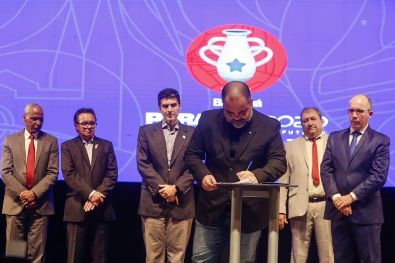 Com a assinatura dos contratos de patrocínio e cessão dos direitos de transmissão, firmados na noite desta quinta, 16, entre Governo do Estado, Cultura Rede de Comunicação (Funtelpa), Banco do Estado do Pará (Banpará), Federação Paraense de Futebol (FPF) e os dez clubes participantes, foi dada a largada para o Campeonato Paraense "Parazão" 2020. O ato, realizado no Teatro Margarida Schivasappa, da Fundação Cultural do Pará (FCP), contou com a presença governador Helder Barbalho, do vice-governador, Lúcio Vale, e representantes de todas as frentes envolvidas. A partida entre Remo e Tapajós no domingo, 19, a partir das 16h, no Estádio Olímpico do Pará (Mangueirão) dá início à grande disputa. <div class='credito_fotos'>Foto: Marcelo Seabra / Ag. Pará | <a href='/midias/2020/originais/5886_aface638-2578-51f5-b35b-32873703d474.jpg' download><i class='fa-solid fa-download'></i> Download</a></div>