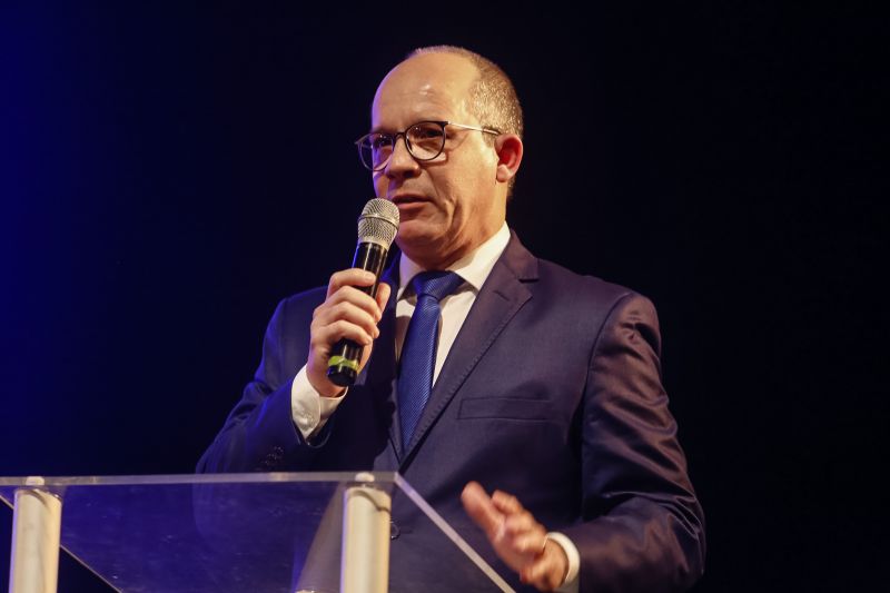 Com a assinatura dos contratos de patrocínio e cessão dos direitos de transmissão, firmados na noite desta quinta, 16, entre Governo do Estado, Cultura Rede de Comunicação (Funtelpa), Banco do Estado do Pará (Banpará), Federação Paraense de Futebol (FPF) e os dez clubes participantes, foi dada a largada para o Campeonato Paraense "Parazão" 2020. O ato, realizado no Teatro Margarida Schivasappa, da Fundação Cultural do Pará (FCP), contou com a presença governador Helder Barbalho, do vice-governador, Lúcio Vale, e representantes de todas as frentes envolvidas. A partida entre Remo e Tapajós no domingo, 19, a partir das 16h, no Estádio Olímpico do Pará (Mangueirão) dá início à grande disputa. <div class='credito_fotos'>Foto: Marcelo Seabra / Ag. Pará | <a href='/midias/2020/originais/5886_b3bf496a-ed3a-d42d-8196-c89744221c23.jpg' download><i class='fa-solid fa-download'></i> Download</a></div>