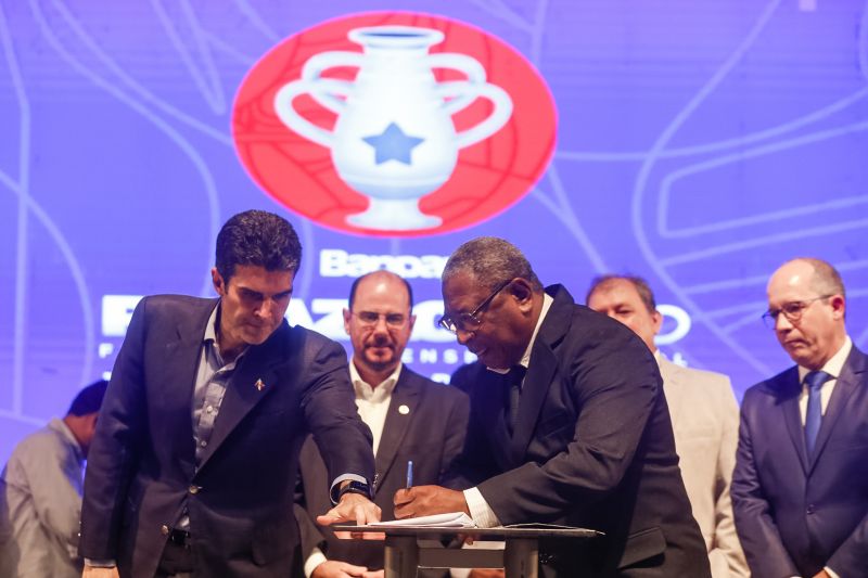 Com a assinatura dos contratos de patrocínio e cessão dos direitos de transmissão, firmados na noite desta quinta, 16, entre Governo do Estado, Cultura Rede de Comunicação (Funtelpa), Banco do Estado do Pará (Banpará), Federação Paraense de Futebol (FPF) e os dez clubes participantes, foi dada a largada para o Campeonato Paraense "Parazão" 2020. O ato, realizado no Teatro Margarida Schivasappa, da Fundação Cultural do Pará (FCP), contou com a presença governador Helder Barbalho, do vice-governador, Lúcio Vale, e representantes de todas as frentes envolvidas. A partida entre Remo e Tapajós no domingo, 19, a partir das 16h, no Estádio Olímpico do Pará (Mangueirão) dá início à grande disputa. <div class='credito_fotos'>Foto: Marcelo Seabra / Ag. Pará | <a href='/midias/2020/originais/5886_cd9f8e2d-ae16-0d91-a725-0ba4176e0d6b.jpg' download><i class='fa-solid fa-download'></i> Download</a></div>