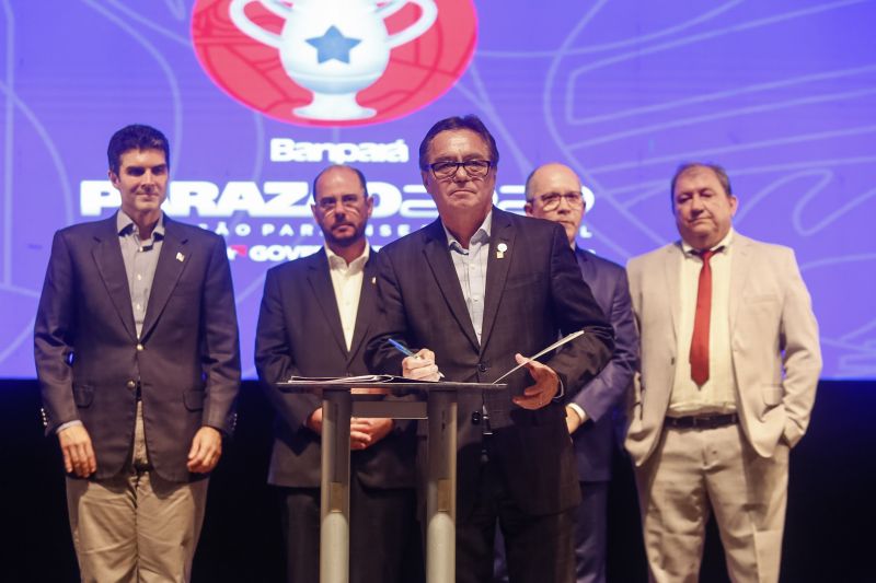 Com a assinatura dos contratos de patrocínio e cessão dos direitos de transmissão, firmados na noite desta quinta, 16, entre Governo do Estado, Cultura Rede de Comunicação (Funtelpa), Banco do Estado do Pará (Banpará), Federação Paraense de Futebol (FPF) e os dez clubes participantes, foi dada a largada para o Campeonato Paraense "Parazão" 2020. O ato, realizado no Teatro Margarida Schivasappa, da Fundação Cultural do Pará (FCP), contou com a presença governador Helder Barbalho, do vice-governador, Lúcio Vale, e representantes de todas as frentes envolvidas. A partida entre Remo e Tapajós no domingo, 19, a partir das 16h, no Estádio Olímpico do Pará (Mangueirão) dá início à grande disputa. <div class='credito_fotos'>Foto: Marcelo Seabra / Ag. Pará | <a href='/midias/2020/originais/5886_d92bf7a4-742e-17fa-8d2d-cb43fa4c1ef3.jpg' download><i class='fa-solid fa-download'></i> Download</a></div>