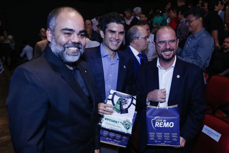 Com a assinatura dos contratos de patrocínio e cessão dos direitos de transmissão, firmados na noite desta quinta, 16, entre Governo do Estado, Cultura Rede de Comunicação (Funtelpa), Banco do Estado do Pará (Banpará), Federação Paraense de Futebol (FPF) e os dez clubes participantes, foi dada a largada para o Campeonato Paraense "Parazão" 2020. O ato, realizado no Teatro Margarida Schivasappa, da Fundação Cultural do Pará (FCP), contou com a presença governador Helder Barbalho, do vice-governador, Lúcio Vale, e representantes de todas as frentes envolvidas. A partida entre Remo e Tapajós no domingo, 19, a partir das 16h, no Estádio Olímpico do Pará (Mangueirão) dá início à grande disputa. <div class='credito_fotos'>Foto: Marcelo Seabra / Ag. Pará | <a href='/midias/2020/originais/5886_dc6d13ed-5eb3-8e55-86a8-a04f010266f1.jpg' download><i class='fa-solid fa-download'></i> Download</a></div>