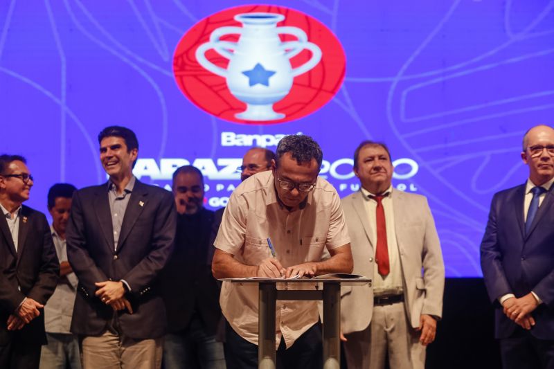 Com a assinatura dos contratos de patrocínio e cessão dos direitos de transmissão, firmados na noite desta quinta, 16, entre Governo do Estado, Cultura Rede de Comunicação (Funtelpa), Banco do Estado do Pará (Banpará), Federação Paraense de Futebol (FPF) e os dez clubes participantes, foi dada a largada para o Campeonato Paraense "Parazão" 2020. O ato, realizado no Teatro Margarida Schivasappa, da Fundação Cultural do Pará (FCP), contou com a presença governador Helder Barbalho, do vice-governador, Lúcio Vale, e representantes de todas as frentes envolvidas. A partida entre Remo e Tapajós no domingo, 19, a partir das 16h, no Estádio Olímpico do Pará (Mangueirão) dá início à grande disputa. <div class='credito_fotos'>Foto: Marcelo Seabra / Ag. Pará | <a href='/midias/2020/originais/5886_f3d66c8d-80bf-1c83-6b0c-02dafc64e21b.jpg' download><i class='fa-solid fa-download'></i> Download</a></div>