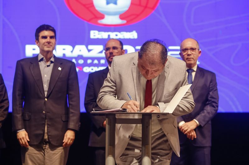 Com a assinatura dos contratos de patrocínio e cessão dos direitos de transmissão, firmados na noite desta quinta, 16, entre Governo do Estado, Cultura Rede de Comunicação (Funtelpa), Banco do Estado do Pará (Banpará), Federação Paraense de Futebol (FPF) e os dez clubes participantes, foi dada a largada para o Campeonato Paraense "Parazão" 2020. O ato, realizado no Teatro Margarida Schivasappa, da Fundação Cultural do Pará (FCP), contou com a presença governador Helder Barbalho, do vice-governador, Lúcio Vale, e representantes de todas as frentes envolvidas. A partida entre Remo e Tapajós no domingo, 19, a partir das 16h, no Estádio Olímpico do Pará (Mangueirão) dá início à grande disputa. <div class='credito_fotos'>Foto: Marcelo Seabra / Ag. Pará | <a href='/midias/2020/originais/5886_fa59f3b5-961a-254a-cd63-b1ecffd71af2.jpg' download><i class='fa-solid fa-download'></i> Download</a></div>