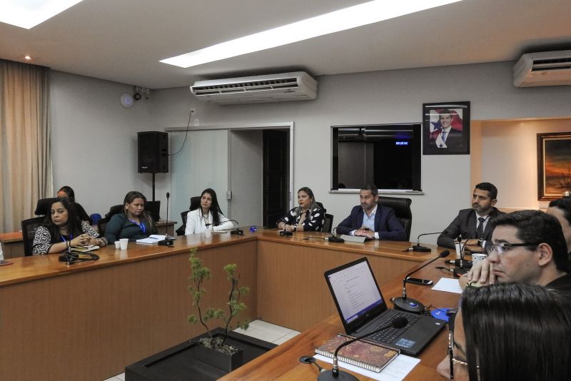 Firmando o compromisso de garantir a redução da criminalidade no estado e atendendo as necessidades do município de Marituba, foi realizada uma reunião na tarde desta quinta-feira, 16, no plenário da Secretaria de Segurança Pública e Defesa Social (Segup) entre o secretário de Segurança Publica do Estado, Ualame Machado, a Deputada Estadual, Michele Begot, o Secretário de Segurança Publica Municipal de Marituba e lideranças femininas do município para a implementação de uma delegacia especializada em atendimento às mulheres , com o objetivo de atender as demandas e denúncias de abuso e violência contra as mulheres do município. <div class='credito_fotos'>Foto: ASCOM / SEGUP | <a href='/midias/2020/originais/5887_4bae4d7b-6e50-b788-6922-7b8776ee42c4.jpg' download><i class='fa-solid fa-download'></i> Download</a></div>