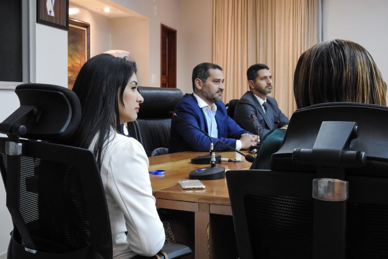 Firmando o compromisso de garantir a redução da criminalidade no estado e atendendo as necessidades do município de Marituba, foi realizada uma reunião na tarde desta quinta-feira, 16, no plenário da Secretaria de Segurança Pública e Defesa Social (Segup) entre o secretário de Segurança Publica do Estado, Ualame Machado, a Deputada Estadual, Michele Begot, o Secretário de Segurança Publica Municipal de Marituba e lideranças femininas do município para a implementação de uma delegacia especializada em atendimento às mulheres , com o objetivo de atender as demandas e denúncias de abuso e violência contra as mulheres do município. <div class='credito_fotos'>Foto: ASCOM / SEGUP | <a href='/midias/2020/originais/5887_64c03e35-8615-04ce-a28f-ac2b1bbee65d.jpg' download><i class='fa-solid fa-download'></i> Download</a></div>
