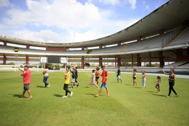 Voluntários se preparam para a grande abertura do Parazão 2020 <div class='credito_fotos'>Foto: Bruno Cecim / Ag.Pará | <a href='/midias/2020/originais/5888_0e6d6695-f321-3a27-b348-7582fe5107a6.jpg' download><i class='fa-solid fa-download'></i> Download</a></div>