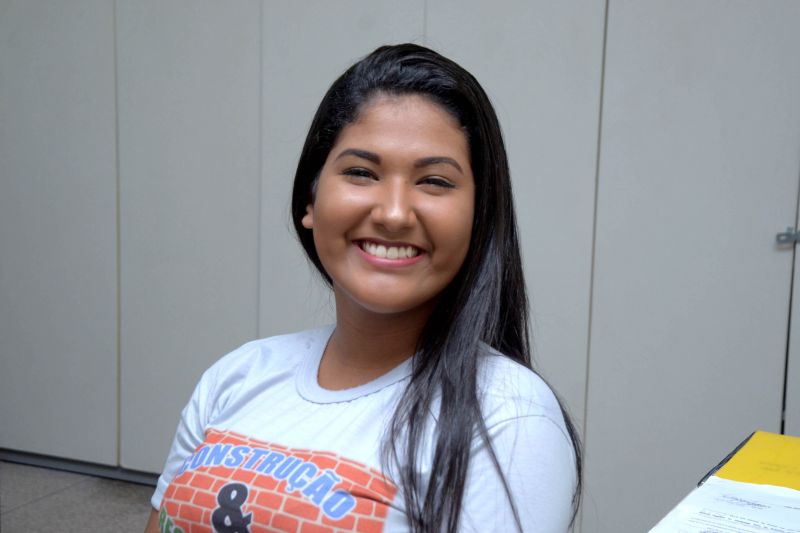 Monitora e aluna  Samily Andrade <div class='credito_fotos'>Foto: Eliseu Dias / Ascom Seduc   |   <a href='/midias/2020/originais/5889_462a1a61-9b11-5472-fcdf-9a11d56a1440.jpg' download><i class='fa-solid fa-download'></i> Download</a></div>