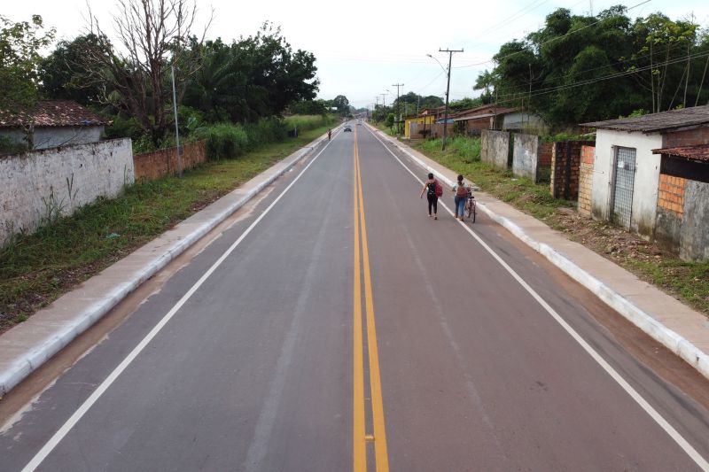 Uma nova PA-416 foi entregue neste sábado (18) ao moradores da Região Metropolitana de Belém, em especial para quem vive, trabalha e segue da BR-316 até a entrada da Vila de Americano, principal distrito do município de Santa Izabel do Pará. A rodovia paraense foi entregue a toda população do estado pelo Governador Helder Barbalho. <div class='credito_fotos'>Foto: Marcelo Seabra / Ag. Pará | <a href='/midias/2020/originais/5895_016fce3c-9fab-ebf6-b33a-5c3d8521cb9f.jpg' download><i class='fa-solid fa-download'></i> Download</a></div>