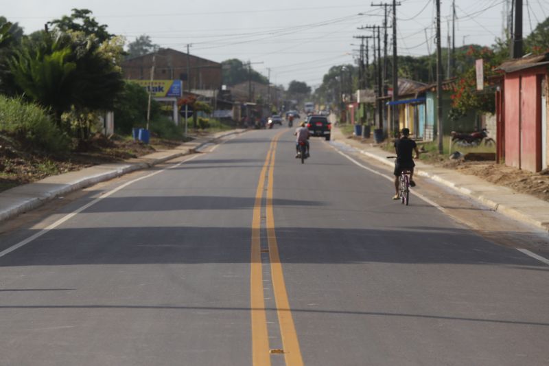 Uma nova PA-416 foi entregue neste sábado (18) ao moradores da Região Metropolitana de Belém, em especial para quem vive, trabalha e segue da BR-316 até a entrada da Vila de Americano, principal distrito do município de Santa Izabel do Pará. A rodovia paraense foi entregue a toda população do estado pelo Governador Helder Barbalho. <div class='credito_fotos'>Foto: Marcelo Seabra / Ag. Pará | <a href='/midias/2020/originais/5895_cd7787d5-fe76-41ae-481f-b309351e7127.jpg' download><i class='fa-solid fa-download'></i> Download</a></div>