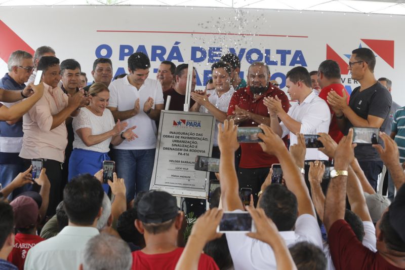 Uma nova PA-416 foi entregue neste sábado (18) ao moradores da Região Metropolitana de Belém, em especial para quem vive, trabalha e segue da BR-316 até a entrada da Vila de Americano, principal distrito do município de Santa Izabel do Pará. A rodovia paraense foi entregue a toda população do estado pelo Governador Helder Barbalho. <div class='credito_fotos'>Foto: Marcelo Seabra / Ag. Pará | <a href='/midias/2020/originais/5895_ff2687f8-44fc-09aa-ee5d-f106d963271a.jpg' download><i class='fa-solid fa-download'></i> Download</a></div>