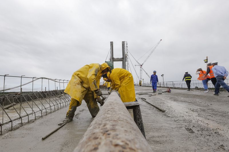 Durante a vistoria realizada neste domingo (19) pelo governador do Estado do Pará às obras de reconstrução da Ponte sobre o Rio Moju, no complexo da Alça Viária, Helder Barbalho anunciou a entrega da Nova ponte no dia 31 deste mês. <div class='credito_fotos'>Foto: Marcelo Seabra / Ag. Pará | <a href='/midias/2020/originais/5899_1f79c2c2-3769-4adc-f9fa-6c039d4df619.jpg' download><i class='fa-solid fa-download'></i> Download</a></div>