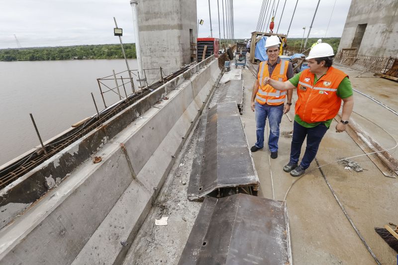 Durante a vistoria realizada neste domingo (19) pelo governador do Estado do Pará às obras de reconstrução da Ponte sobre o Rio Moju, no complexo da Alça Viária, Helder Barbalho anunciou a entrega da Nova ponte no dia 31 deste mês. <div class='credito_fotos'>Foto: Marcelo Seabra / Ag. Pará | <a href='/midias/2020/originais/5899_3782cacb-6630-d37e-6636-9713ee10089b.jpg' download><i class='fa-solid fa-download'></i> Download</a></div>