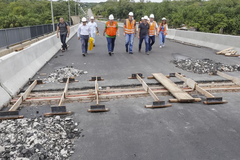 Durante a vistoria realizada neste domingo (19) pelo governador do Estado do Pará às obras de reconstrução da Ponte sobre o Rio Moju, no complexo da Alça Viária, Helder Barbalho anunciou a entrega da Nova ponte no dia 31 deste mês. <div class='credito_fotos'>Foto: Marcelo Seabra / Ag. Pará | <a href='/midias/2020/originais/5899_3f5175f1-0ed1-0315-9e43-e505487ece92.jpg' download><i class='fa-solid fa-download'></i> Download</a></div>