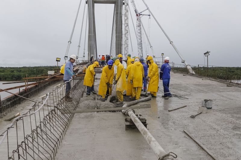 Durante a vistoria realizada neste domingo (19) pelo governador do Estado do Pará às obras de reconstrução da Ponte sobre o Rio Moju, no complexo da Alça Viária, Helder Barbalho anunciou a entrega da Nova ponte no dia 31 deste mês. <div class='credito_fotos'>Foto: Marcelo Seabra / Ag. Pará | <a href='/midias/2020/originais/5899_43184977-16c2-7497-9ed0-ff8153fb9142.jpg' download><i class='fa-solid fa-download'></i> Download</a></div>