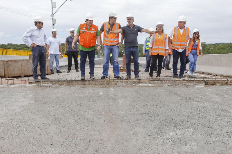 Durante a vistoria realizada neste domingo (19) pelo governador do Estado do Pará às obras de reconstrução da Ponte sobre o Rio Moju, no complexo da Alça Viária, Helder Barbalho anunciou a entrega da Nova ponte no dia 31 deste mês. <div class='credito_fotos'>Foto: Marcelo Seabra / Ag. Pará | <a href='/midias/2020/originais/5899_4b4a6d21-670f-03d8-36f2-49409fbd4d08.jpg' download><i class='fa-solid fa-download'></i> Download</a></div>