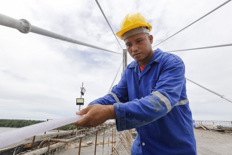 Durante a vistoria realizada neste domingo (19) pelo governador do Estado do Pará às obras de reconstrução da Ponte sobre o Rio Moju, no complexo da Alça Viária, Helder Barbalho anunciou a entrega da Nova ponte no dia 31 deste mês. <div class='credito_fotos'>Foto: Marcelo Seabra / Ag. Pará | <a href='/midias/2020/originais/5899_60af0d12-ff5f-a138-05f9-c684327814a2.jpg' download><i class='fa-solid fa-download'></i> Download</a></div>