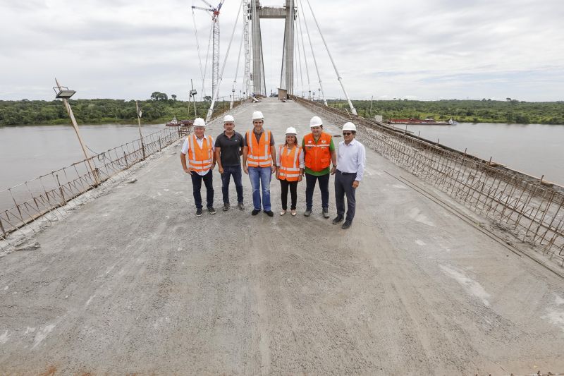 Durante a vistoria realizada neste domingo (19) pelo governador do Estado do Pará às obras de reconstrução da Ponte sobre o Rio Moju, no complexo da Alça Viária, Helder Barbalho anunciou a entrega da Nova ponte no dia 31 deste mês. <div class='credito_fotos'>Foto: Marcelo Seabra / Ag. Pará | <a href='/midias/2020/originais/5899_60eccbf2-7a85-1128-82ee-817be27899c3.jpg' download><i class='fa-solid fa-download'></i> Download</a></div>