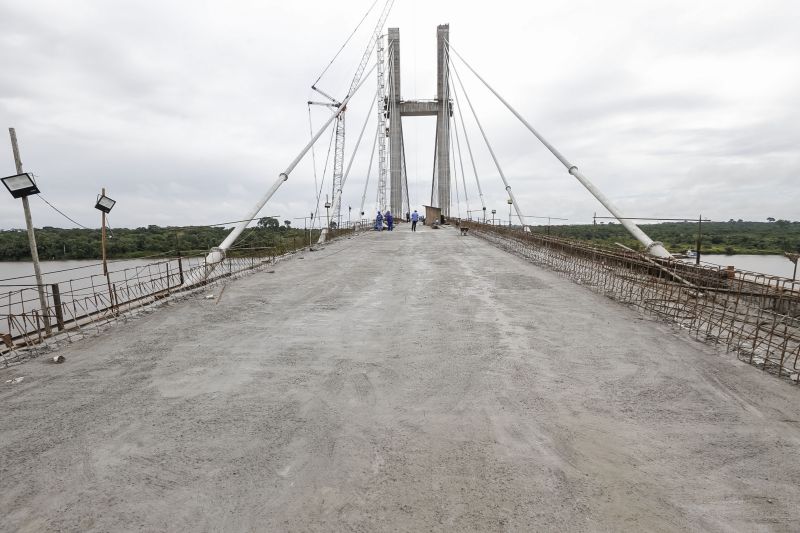 Durante a vistoria realizada neste domingo (19) pelo governador do Estado do Pará às obras de reconstrução da Ponte sobre o Rio Moju, no complexo da Alça Viária, Helder Barbalho anunciou a entrega da Nova ponte no dia 31 deste mês. <div class='credito_fotos'>Foto: Marcelo Seabra / Ag. Pará | <a href='/midias/2020/originais/5899_643f4f11-10e9-b76d-dc74-e595c608ee09.jpg' download><i class='fa-solid fa-download'></i> Download</a></div>