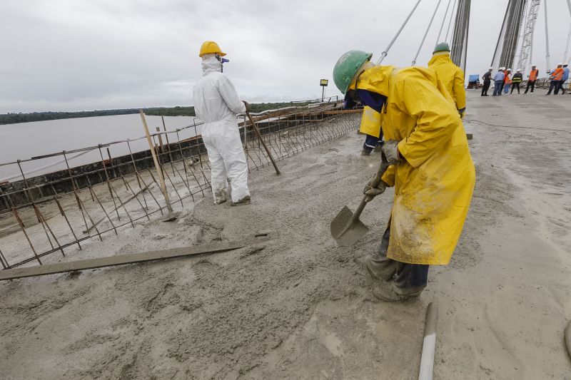 Durante a vistoria realizada neste domingo (19) pelo governador do Estado do Pará às obras de reconstrução da Ponte sobre o Rio Moju, no complexo da Alça Viária, Helder Barbalho anunciou a entrega da Nova ponte no dia 31 deste mês. <div class='credito_fotos'>Foto: Marcelo Seabra / Ag. Pará | <a href='/midias/2020/originais/5899_7b716161-2aec-1465-3592-61fba7233413.jpg' download><i class='fa-solid fa-download'></i> Download</a></div>