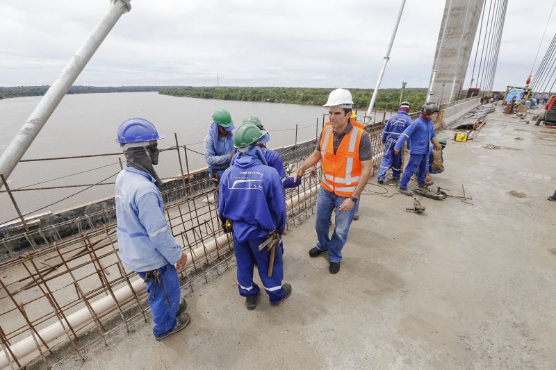 Durante a vistoria realizada neste domingo (19) pelo governador do Estado do Pará às obras de reconstrução da Ponte sobre o Rio Moju, no complexo da Alça Viária, Helder Barbalho anunciou a entrega da Nova ponte no dia 31 deste mês. <div class='credito_fotos'>Foto: Marcelo Seabra / Ag. Pará | <a href='/midias/2020/originais/5899_7d2b09ca-e5cf-244b-a6fb-353fbfb5e727.jpg' download><i class='fa-solid fa-download'></i> Download</a></div>