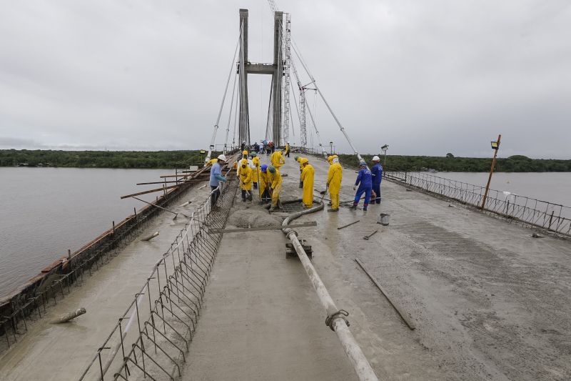 Durante a vistoria realizada neste domingo (19) pelo governador do Estado do Pará às obras de reconstrução da Ponte sobre o Rio Moju, no complexo da Alça Viária, Helder Barbalho anunciou a entrega da Nova ponte no dia 31 deste mês. <div class='credito_fotos'>Foto: Marcelo Seabra / Ag. Pará | <a href='/midias/2020/originais/5899_881cb845-415d-daba-7f5f-e92f328c7fe5.jpg' download><i class='fa-solid fa-download'></i> Download</a></div>