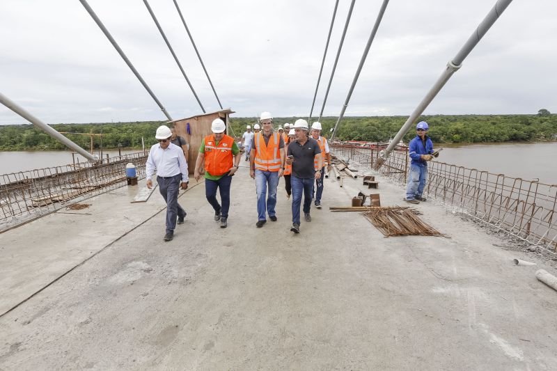 Durante a vistoria realizada neste domingo (19) pelo governador do Estado do Pará às obras de reconstrução da Ponte sobre o Rio Moju, no complexo da Alça Viária, Helder Barbalho anunciou a entrega da Nova ponte no dia 31 deste mês. <div class='credito_fotos'>Foto: Marcelo Seabra / Ag. Pará | <a href='/midias/2020/originais/5899_89642590-9e4d-d7d4-dcc0-e9b7e350c47e.jpg' download><i class='fa-solid fa-download'></i> Download</a></div>